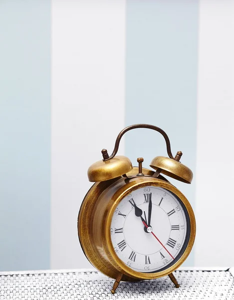 Classic gold clock  watch in bright colorful retro interior — Stock Photo, Image