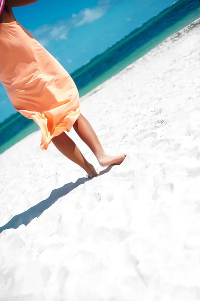 Mujer hermosa caliente en vestido caminando cerca del océano de la playa en el día caliente del verano en la arena blanca —  Fotos de Stock