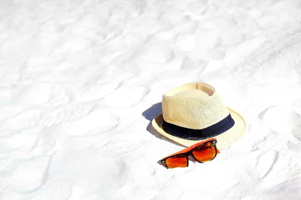 Sombrero y gafas de sol de colores en la playa de verano de arena blanca —  Fotos de Stock