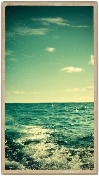 Foto retrô de azul vazio escuro fresco Oceano e céu azul com ondas — Fotografia de Stock