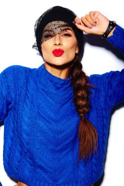 Yüksek moda look.glamor şık güzel genç kadın modeli ile mavi kazaklı kırmızı dudaklar