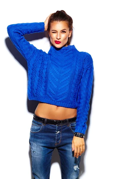 Vysoká look.glamor stylová krásná mladá žena modelka s červenými rty v modrém svetru — Stock fotografie
