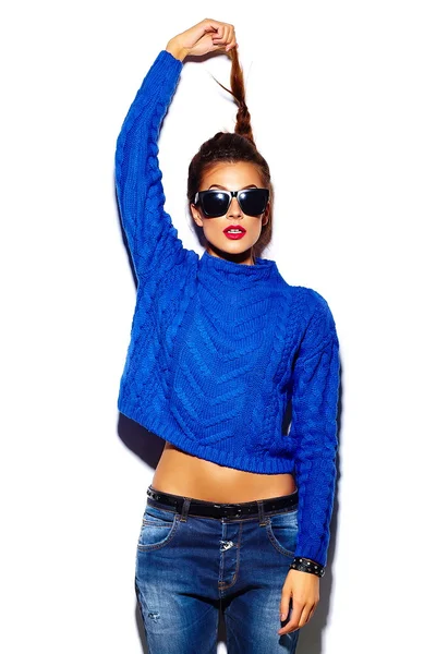 Alta moda look.glamor elegante hermosa modelo de mujer joven con labios rojos en suéter azul —  Fotos de Stock