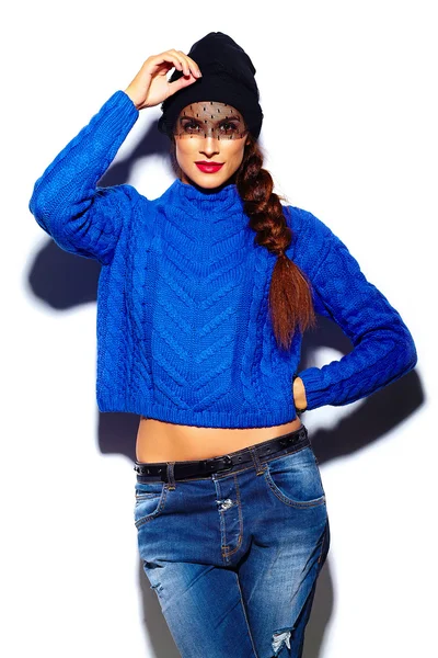 Vysoká look.glamor stylová krásná mladá žena modelka s červenými rty v modrém svetru — Stock fotografie