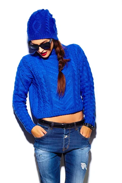 Yüksek moda look.glamor şık güzel genç kadın modeli ile mavi kazaklı kırmızı dudaklar — Stok fotoğraf