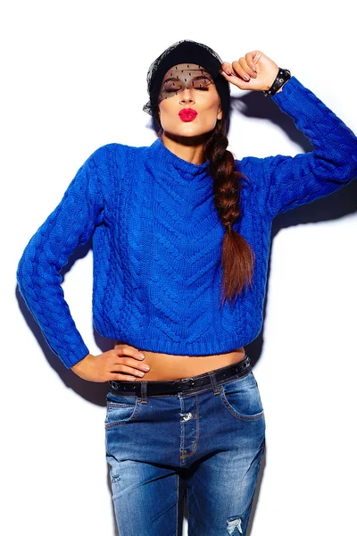 Haute couture look.glamor élégant beau modèle jeune femme avec lèvres rouges en pull bleu — Photo