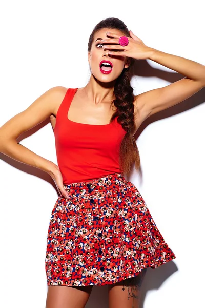 Alta moda look.glamor elegante hermosa mujer modelo con labios rojos en verano brillante colorido paño hipster — Foto de Stock