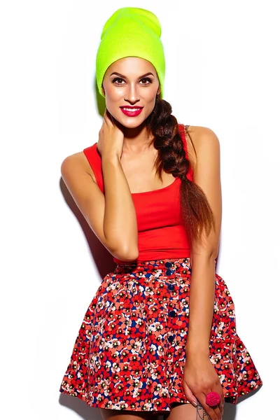 High fashion look.glamour stilvolle schöne junge Frau Modell mit roten Lippen im Sommer helle bunte Hipster-Tuch in gelber Mütze — Stockfoto