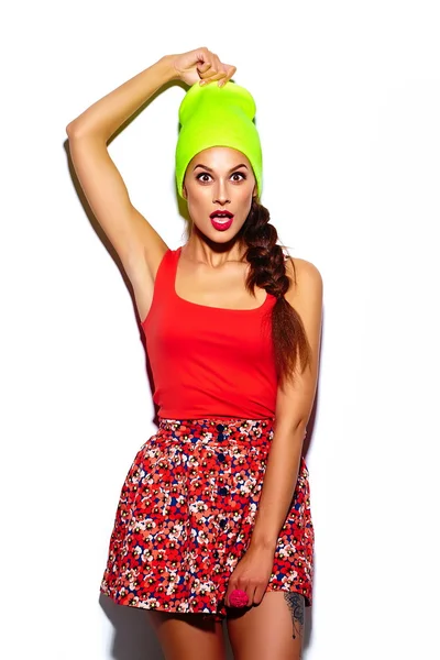 Alta moda look.glamor elegante bela jovem modelo com lábios vermelhos no verão brilhante pano hipster colorido em gorro amarelo — Fotografia de Stock