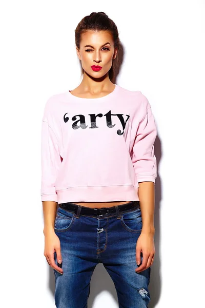 Alta moda look.glamor elegante hermosa modelo de mujer joven con labios rojos en suéter rosa paño hipster — Foto de Stock
