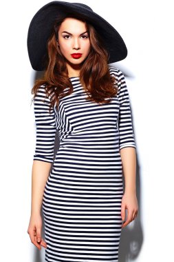 Yüksek moda look.glamor şık güzel genç mutlu gülümseyen kadın modeli ile Zebra kırmızı dudaklar elbise siyah yaz şapka