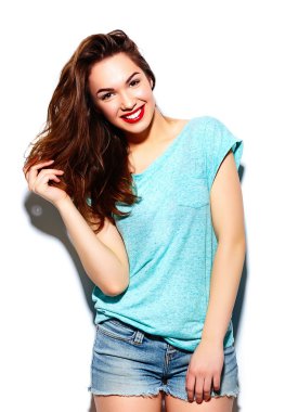 Yüksek moda look.glamor şık güzel genç mutlu gülümseyen kadın modeli ile rahat kumaş kırmızı dudaklar