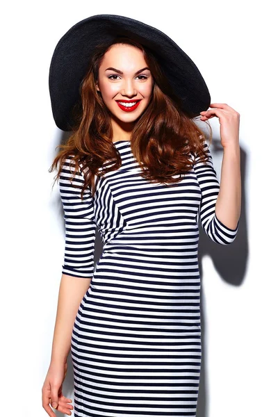 Alta moda look.glamour elegante bella giovane felice modello donna sorridente con labbra rosse in abito zebra in cappello estivo nero — Foto Stock