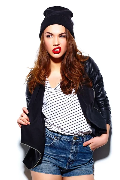 Alta moda look.glamor elegante hermosa joven feliz mujer sonriente modelo con labios rojos en tela casual en gorro negro — Foto de Stock