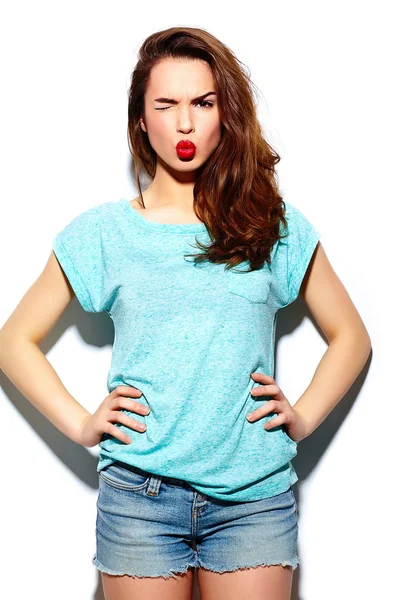 Alta moda look.glamor elegante hermosa joven feliz mujer sonriente modelo con labios rojos en tela casual — Foto de Stock