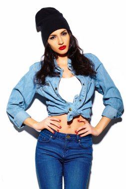 Yaz parlak renkli kot hipster kumaş kırmızı dudaklar ile yüksek moda look.glamor şık güzel genç kadın modeli