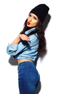 Yaz parlak renkli kot hipster kumaş kırmızı dudaklar ile yüksek moda look.glamor şık güzel genç kadın modeli