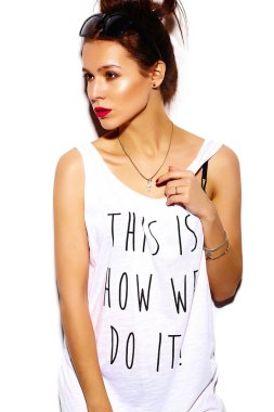 Yaz parlak renkli hipster kumaş kırmızı dudaklar ile yüksek moda look.glamor şık güzel genç kadın modeli