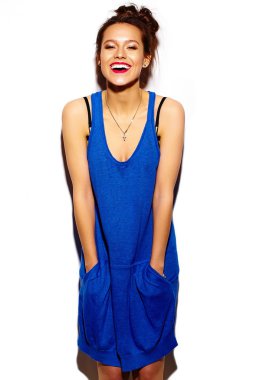 Yaz parlak renkli hipster mavi elbise kumaş kırmızı dudaklar ile yüksek moda look.glamor şık güzel genç kadın modeli