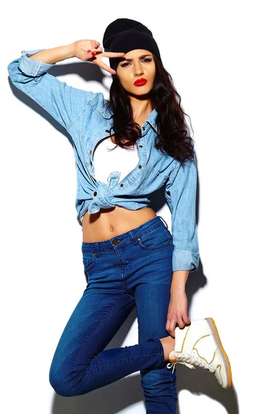 Alta moda look.glamor elegante bela jovem modelo com lábios vermelhos no verão brilhante colorido jeans hipster pano — Fotografia de Stock