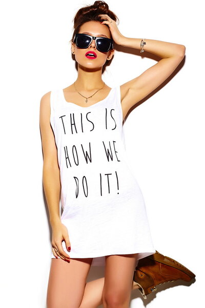 Высокая мода look.glamor стильная красивая модель молодая женщина с красными губами летом яркие цветные хипстерские ткани
