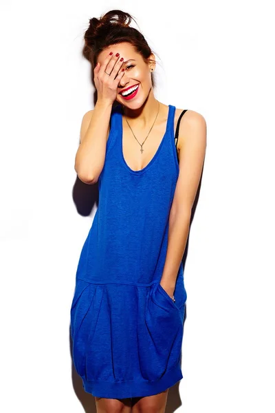 Mody look.glamor modelu stylowy piękna młoda kobieta z czerwonymi ustami w lato jasny kolorowy hipster niebieska sukienka szmatką — Zdjęcie stockowe