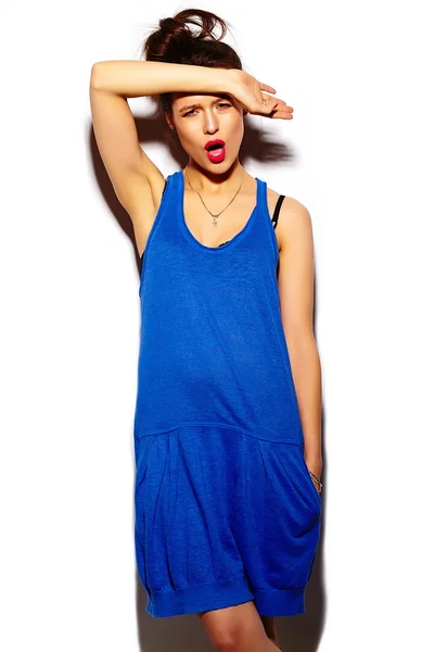 여름 밝은 다채로운 hipster 블루 드레스 옷감에 붉은 입술이 패션 look.glamor 세련 된 아름 다운 젊은 여자 모델 — 스톡 사진