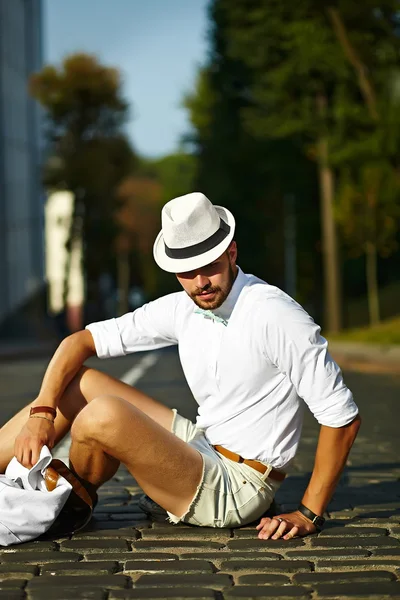 Junge stilvolle sexy gut aussehende Modell Mann in lässigen Tuch Lifestyle auf der Straße mit Hut — Stockfoto