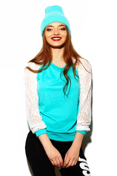 Alta moda look.glamour elegante sexy bella giovane bruna donna modello in estate luminoso tessuto hipster blu — Foto Stock