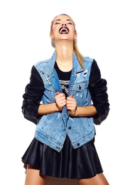 Yaz parlak hipster kumaş mavi zemin üzerine yüksek moda look.glamor şık komik seksi güzel genç sarışın kadın modeli