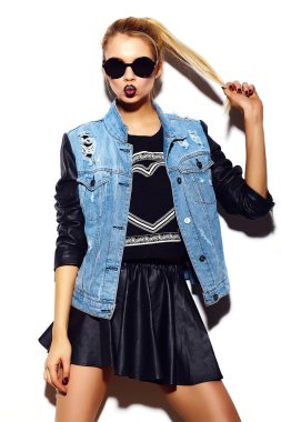 Yaz parlak hipster kumaş mavi zemin üzerine yüksek moda look.glamor şık komik seksi güzel genç sarışın kadın modeli