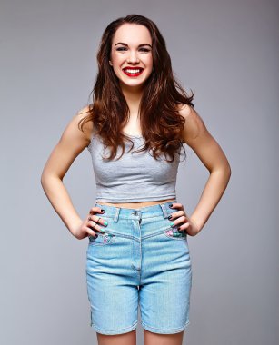 Yaz parlak kot hipster bez yüksek moda look.glamor şık seksi sürpriz güzel genç kadın modeli