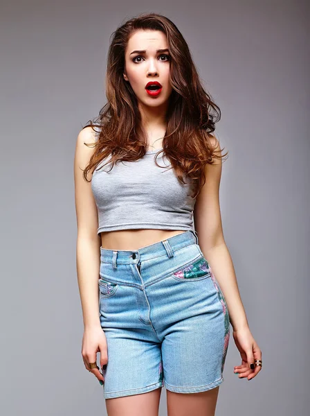 Alta moda look.glamour elegante sexy sorpreso bella giovane donna modello in estate jeans luminosi tessuto hipster — Foto Stock