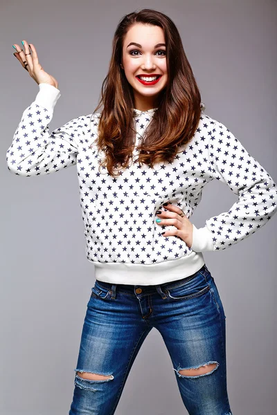 Alta moda look.glamour elegante sexy sorpreso bella giovane donna modello in estate jeans luminosi tessuto hipster — Foto Stock