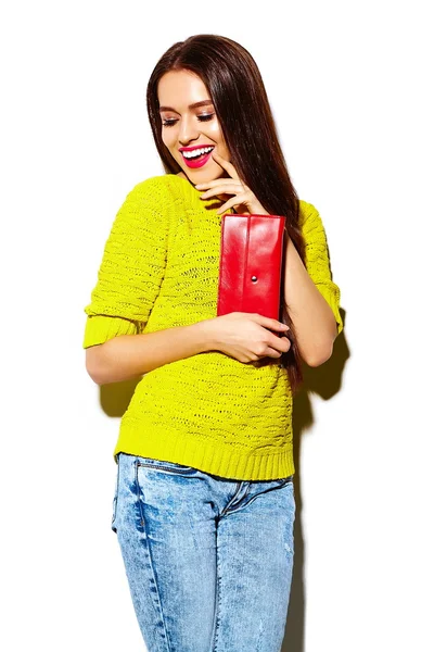 Alta moda look.glamor elegante sexy sorrindo bela jovem modelo no verão amarelo brilhante casual hipster pano com bolsa de embreagem — Fotografia de Stock