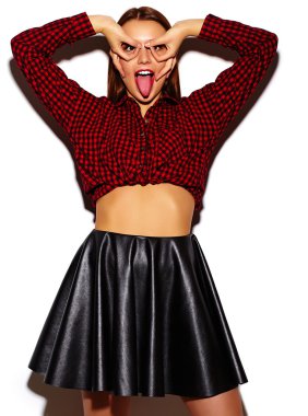 Yüksek moda look.glamor şık seksi gülümseyen güzel genç kadın modelinde yaz casual hipster bez