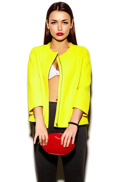 Alta moda look.glamor elegante sexy sonriente hermosa mujer modelo en verano brillante paño hipster casual en abrigo amarillo — Foto de Stock