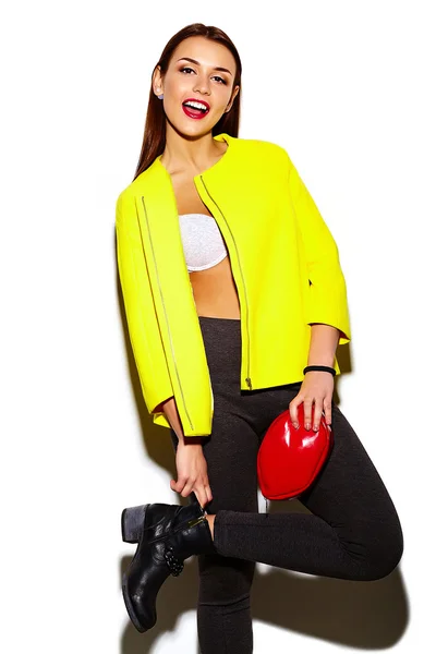 Alta moda look.glamor elegante sexy sonriente hermosa mujer modelo en verano brillante paño hipster casual en abrigo amarillo — Foto de Stock