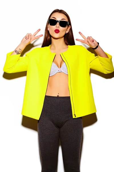 Alta moda look.glamour elegante sexy sorridente bella giovane donna modello in estate luminoso tessuto casual hipster in cappotto giallo — Foto Stock