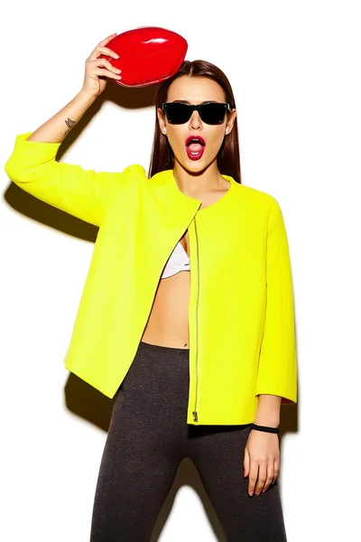 Alta moda look.glamor elegante sexy sonriente hermosa mujer modelo en verano brillante paño hipster casual en abrigo amarillo — Foto de Stock