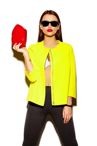 Alta moda look.glamor elegante sexy sonriente hermosa mujer modelo en verano brillante paño hipster casual en abrigo amarillo — Foto de Stock