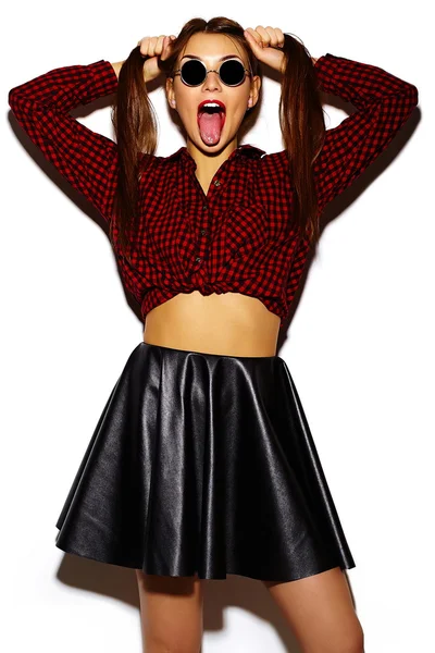 Yüksek moda look.glamor şık seksi gülümseyen güzel genç kadın modelinde yaz casual hipster bez
