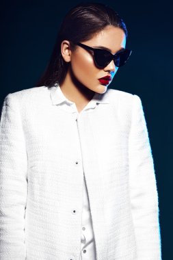 Yüksek moda look.glamor portre portre güzel seksi şık esmer iş genç kadın modeli Beyaz önlük ceket hipster bez