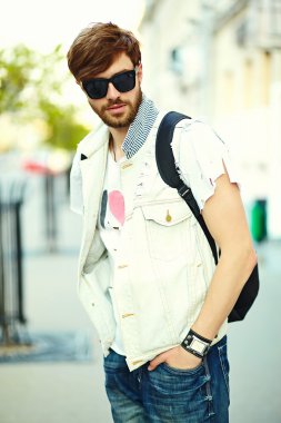 Komik gülümseyen hipster yakışıklı çocuk güneş gözlüğü sokakta şık kumaş