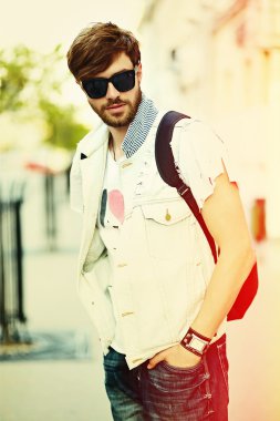Komik gülümseyen hipster yakışıklı çocuk güneş gözlüğü sokakta şık kumaş
