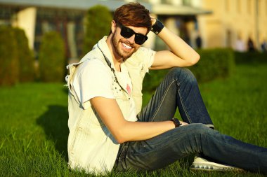 Komik gülümseyen hipster yakışıklı çocuk güneş gözlüğü sokakta şık kumaş