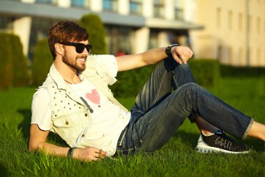 Komik gülümseyen hipster yakışıklı çocuk güneş gözlüğü sokakta şık kumaş