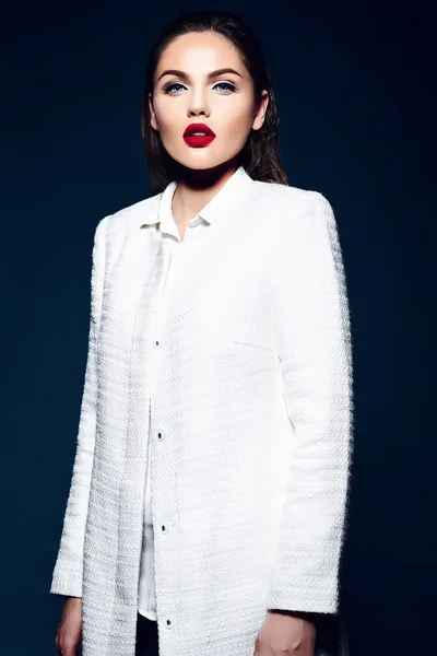 Υψηλή μόδα look.glamor πορτρέτο closeup του όμορφα σέξι κομψό μελαχρινή επιχειρηματικό μοντέλο νεαρή γυναίκα σε άσπρο παλτό σακάκι hipster πανί — Φωτογραφία Αρχείου