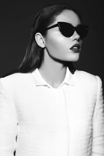 Alta moda look.glamor closeup retrato de belo sexy elegante morena empresário jovem modelo em casaco branco casaco hipster pano — Fotografia de Stock