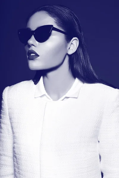 Alta moda look.glamor primer plano retrato de hermosa sexy morena elegante negocio joven modelo de mujer en abrigo blanco chaqueta paño hipster — Foto de Stock